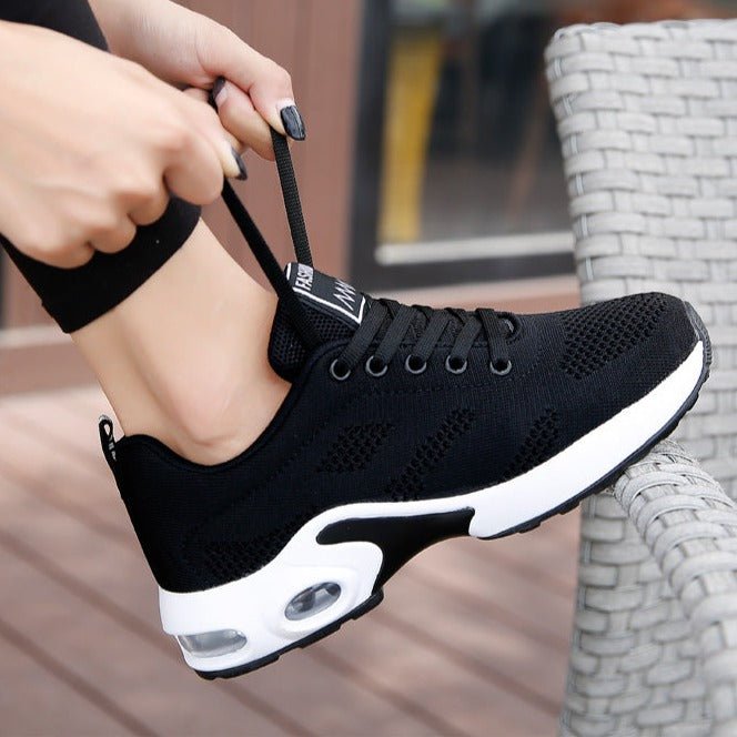 Primer plano de la malla transpirable de las zapatillas deportivas Lucía para mujer.