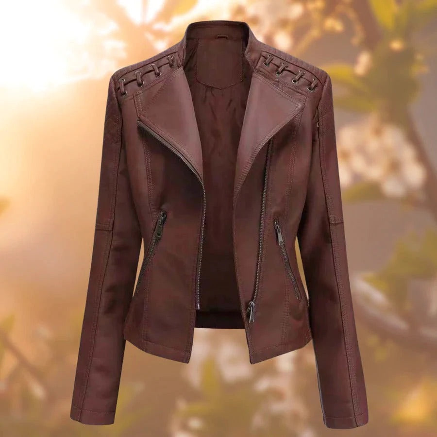 Mujer luciendo chaqueta corta ajustada de moda en color vibrante, perfecta para un look versátil y con confianza.