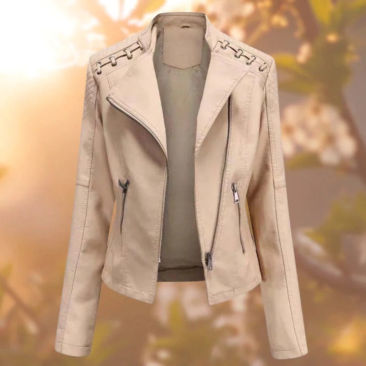 Estilosa chaqueta corta ajustada para mujer, hecha de cuero sintético, ideal para looks de moda en climas fríos.