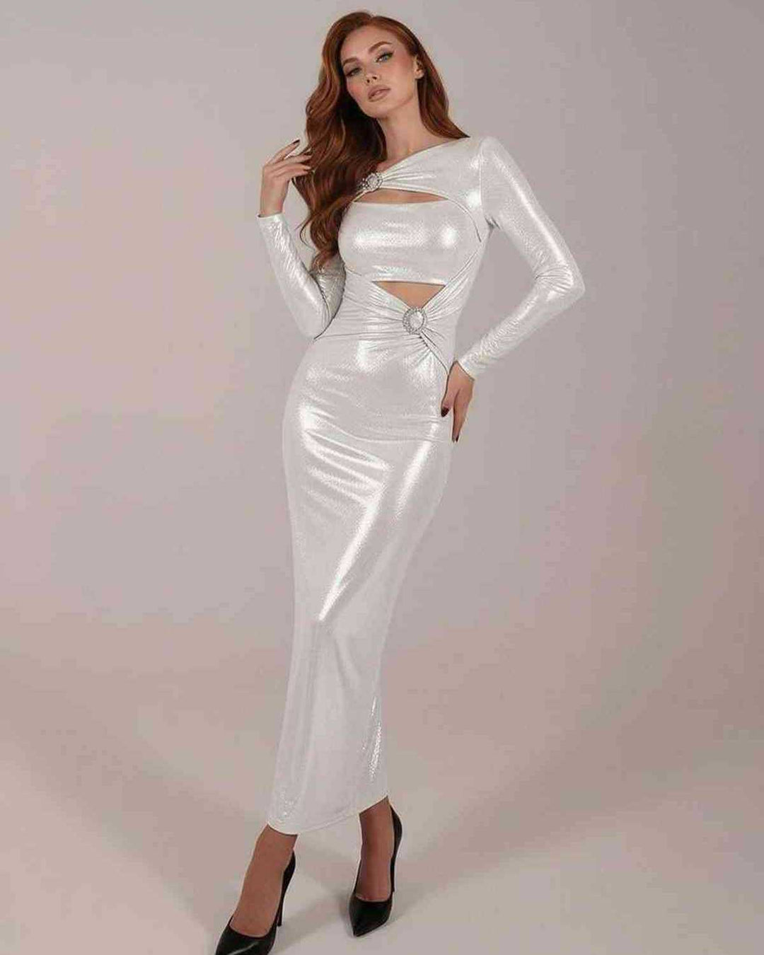 Moda elegante: Vestido maxi plateado con acentos metálicos, mangas largas y corte, para mujer.