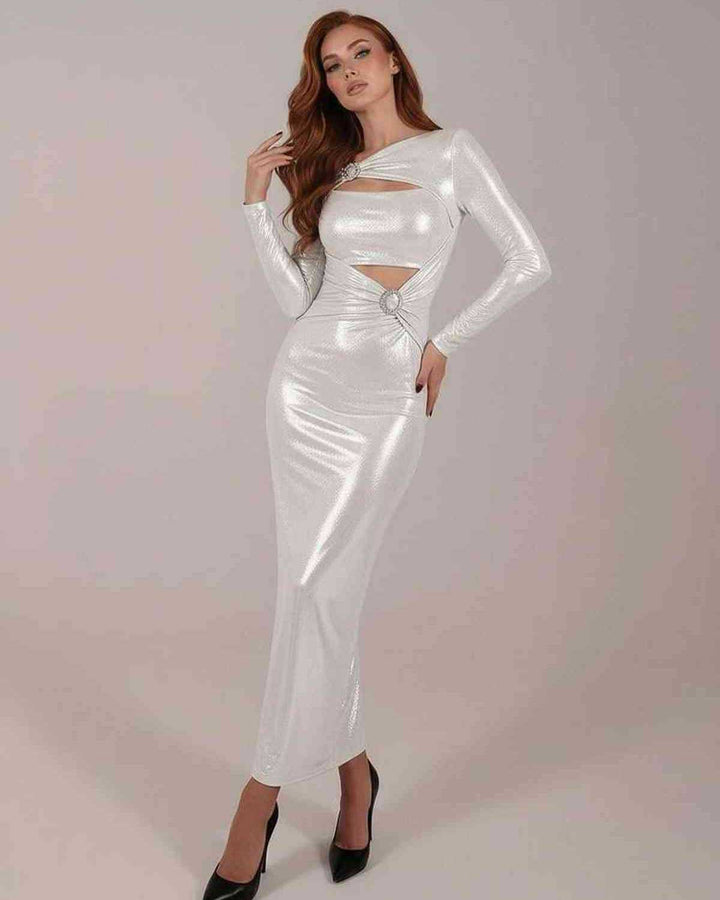 Moda elegante: Vestido maxi plateado con acentos metálicos, mangas largas y corte, para mujer.
