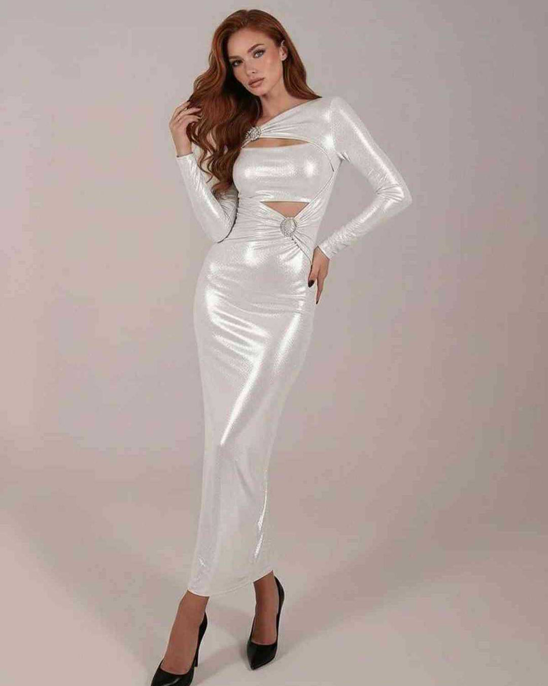Vestido maxi plateado formal Lumiera, con brillo sofisticado, ideal para eventos de noche o gala.