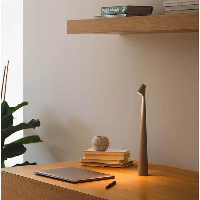 Luz LED portátil nórdica, lámpara de mesa con batería para iluminación flexible en cualquier hogar.