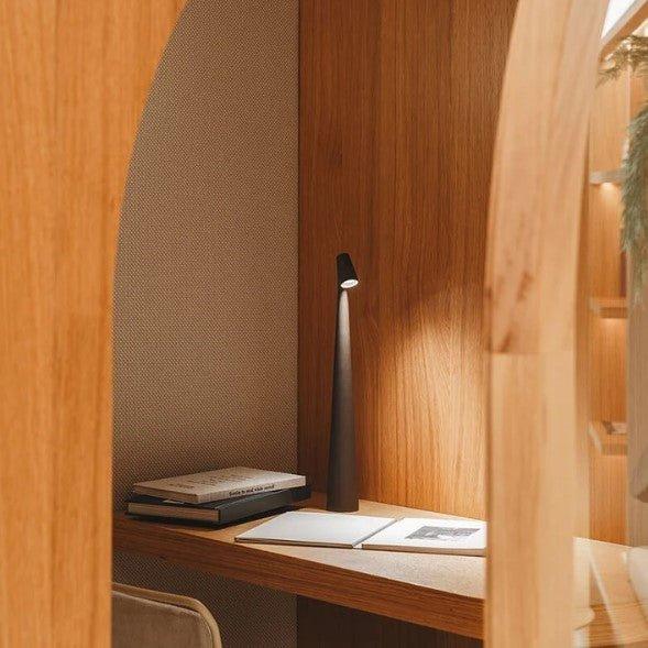 Iluminación ambiente con lámpara LED nórdica, inalámbrica, recargable, para mesa de diseño moderno.