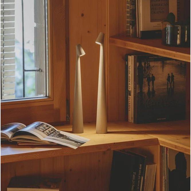 Iluminación nórdica: lámpara LED inalámbrica, recargable, de mesa, con diseño portátil y minimalista.