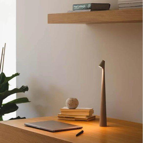 Lámpara LED portátil con batería, diseño nórdico, ideal para mesa, ofrece iluminación cálida y flexible.