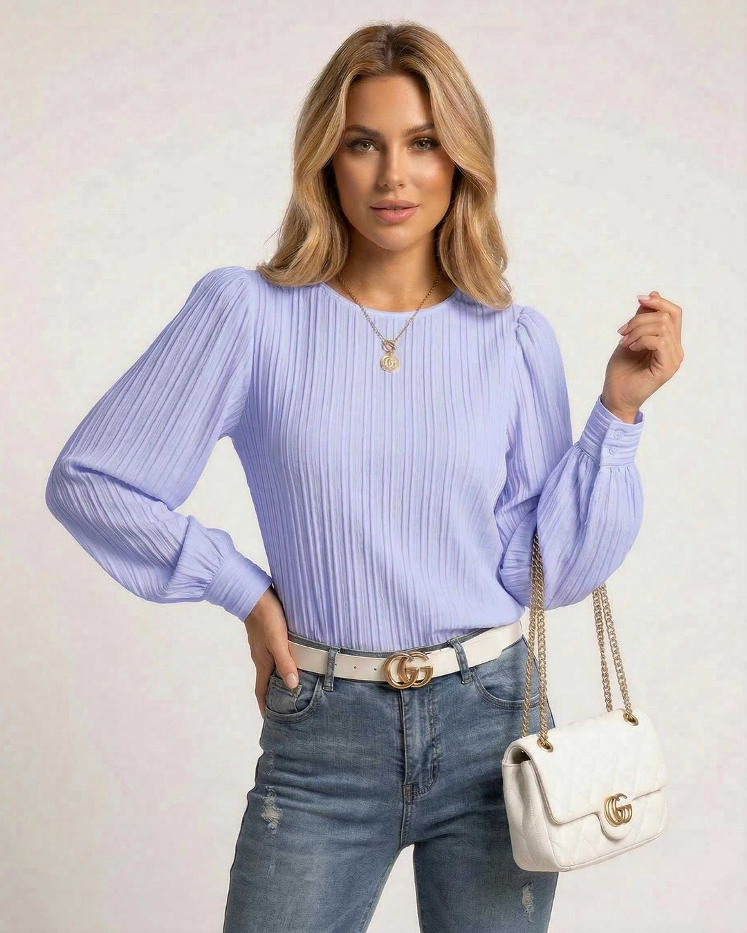 Blusa lavanda para mujeres, diseño plisado y manga larga. Estilo versátil para primavera.