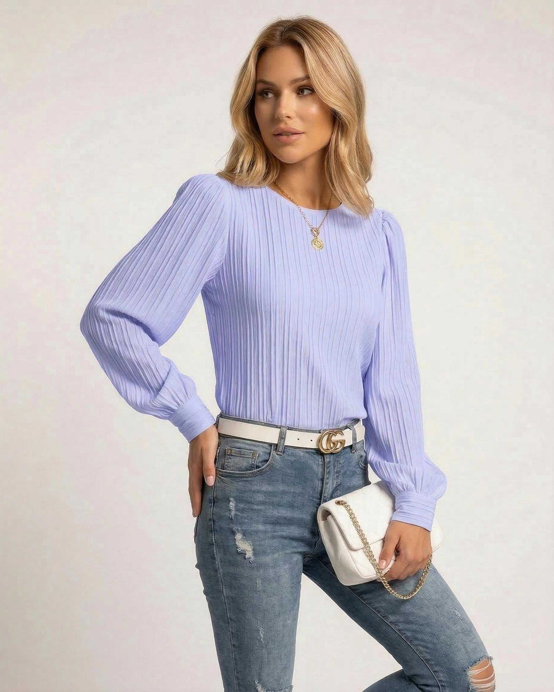 Blusa lavanda plisada suave para mujer, manga larga. Estilo casual elegante y sofisticado.