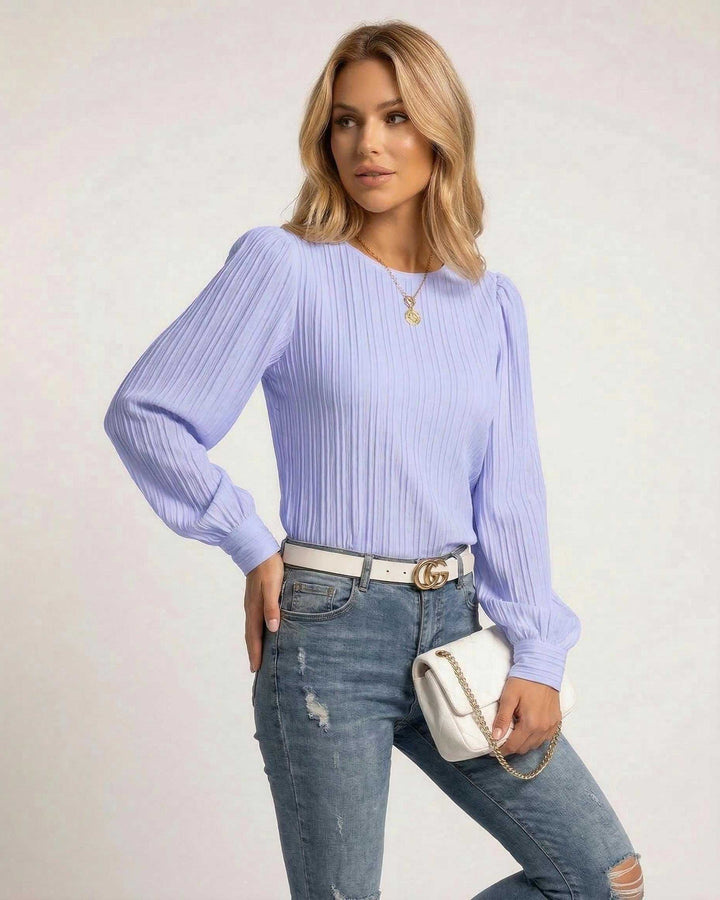 Blusa plisada lavanda para mujer, modelo Luna, versátil para moda casual o formal elegante.