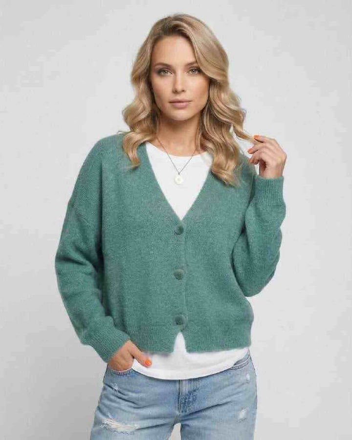 Mujer luciendo cárdigan Luna blanco, suéter casual y elegante, perfecto para invierno.