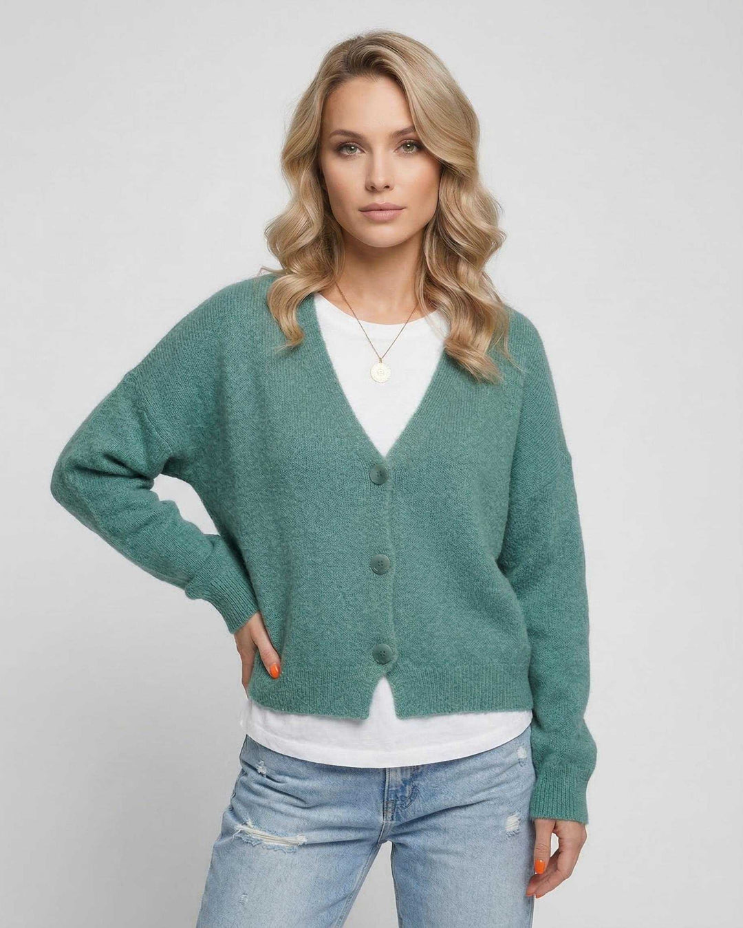 Cárdigan blanco suave y cómodo para mujer, suéter Luna que ofrece estilo y confort.