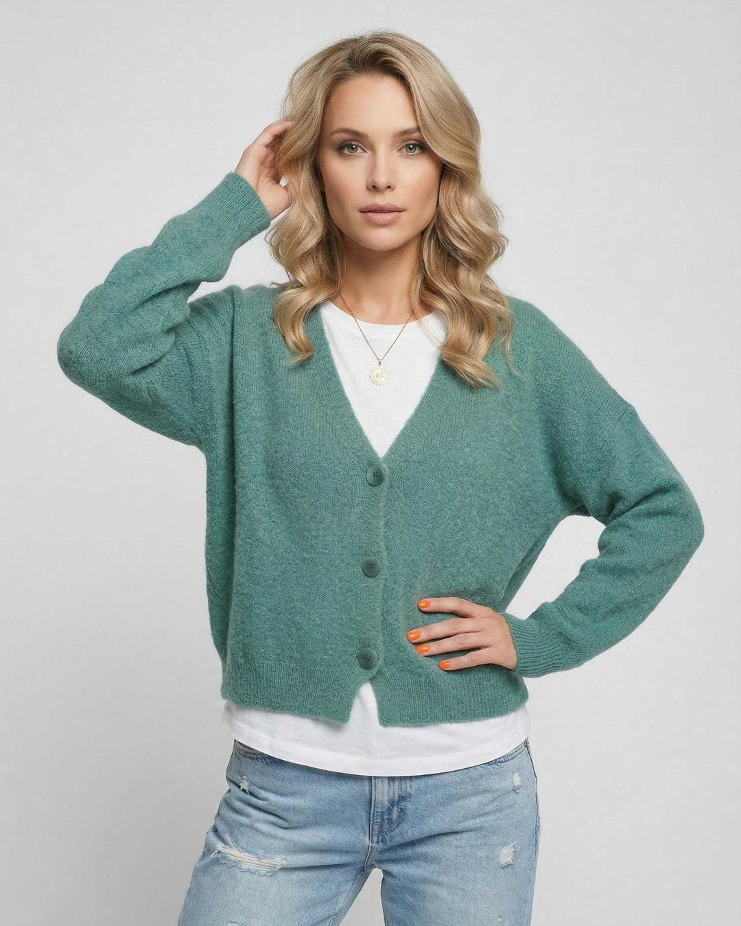 Suéter cárdigan Luna blanco, prenda versátil y chic para la moda casual de mujer.