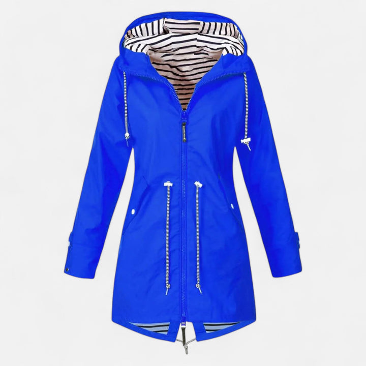 Moderna chaqueta impermeable para mujer, estilo casual, protección compacta contra la lluvia.