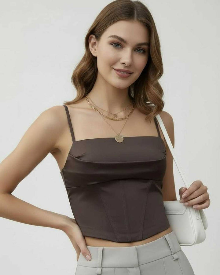 Elegante top corsé blanco de mujer, moda femenina estructurada. Ideal para fiesta y looks sofisticados de noche.