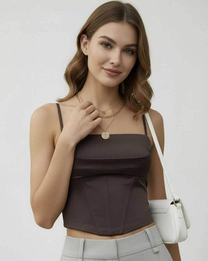 Top corsé blanco de fiesta para mujer, look sofisticado y elegante. Blusa estructurada para eventos nocturnos.