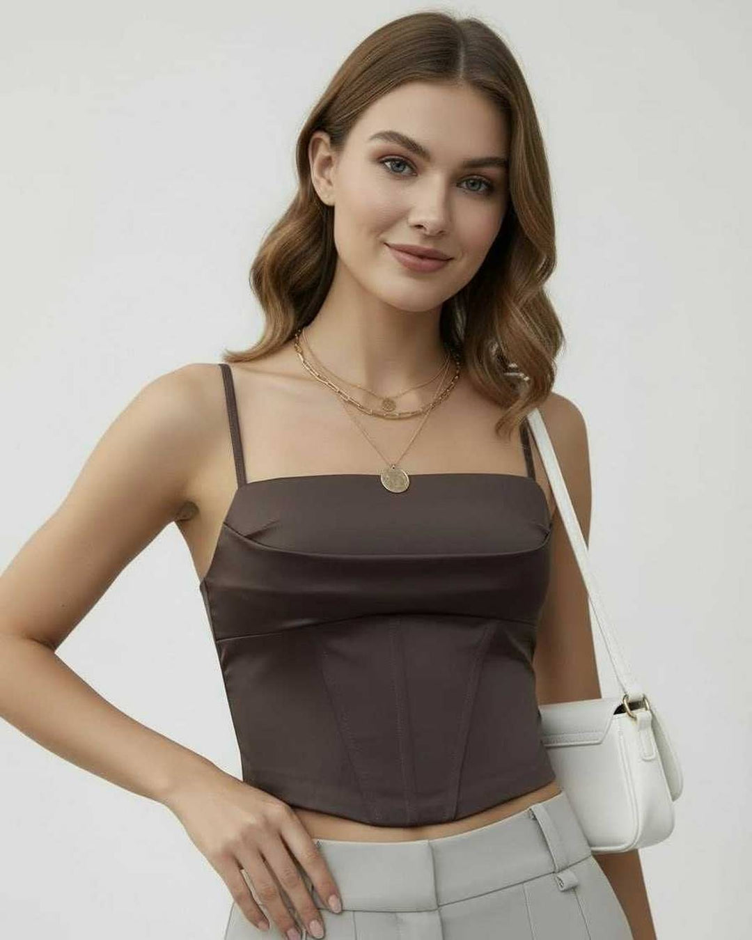 Moderno top corsé blanco para mujer, estilo chic y femenino. Ropa de noche con estructura y elegancia.