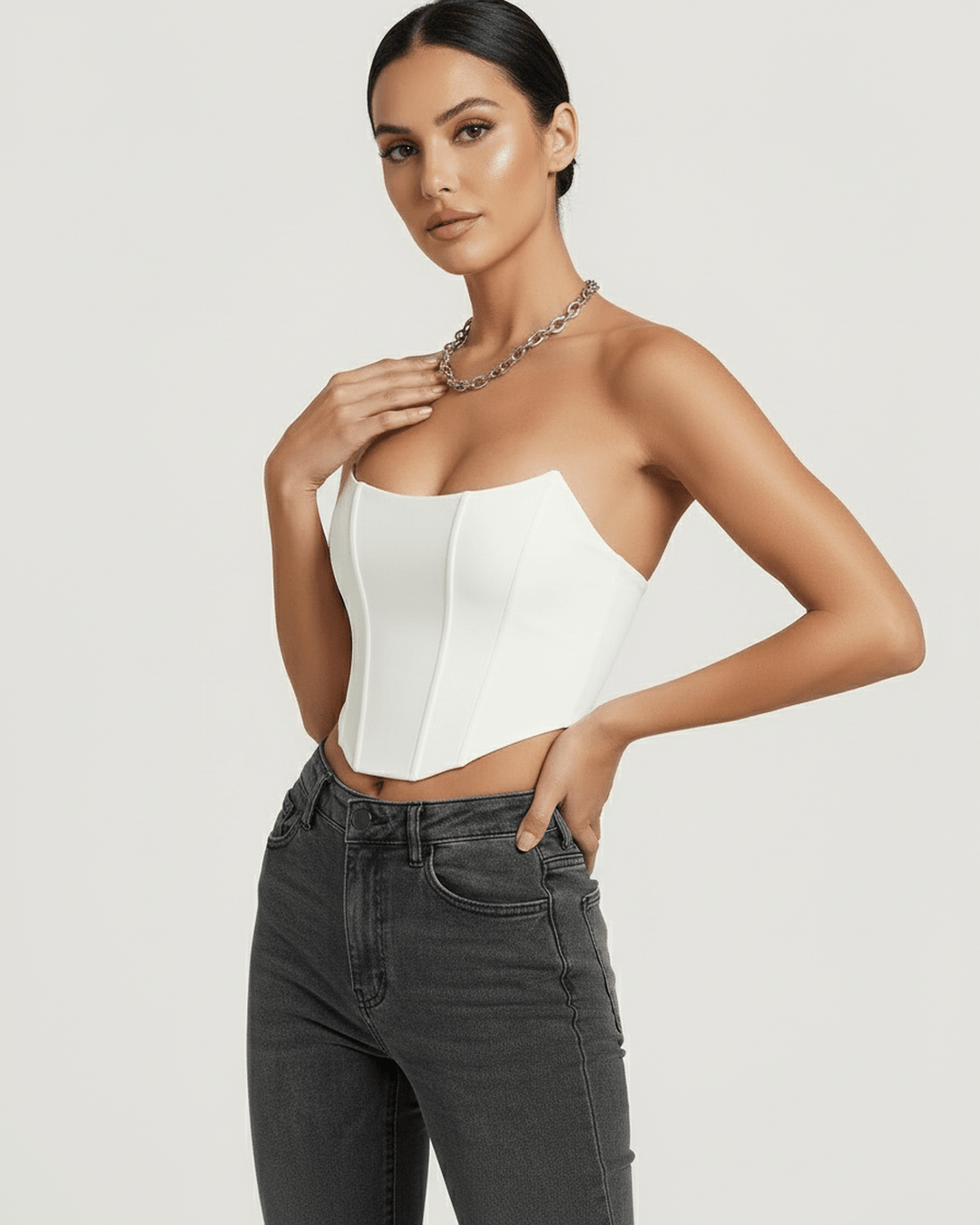 Top corsé estructurado, prenda chic para fiesta y eventos, realza la figura femenina.