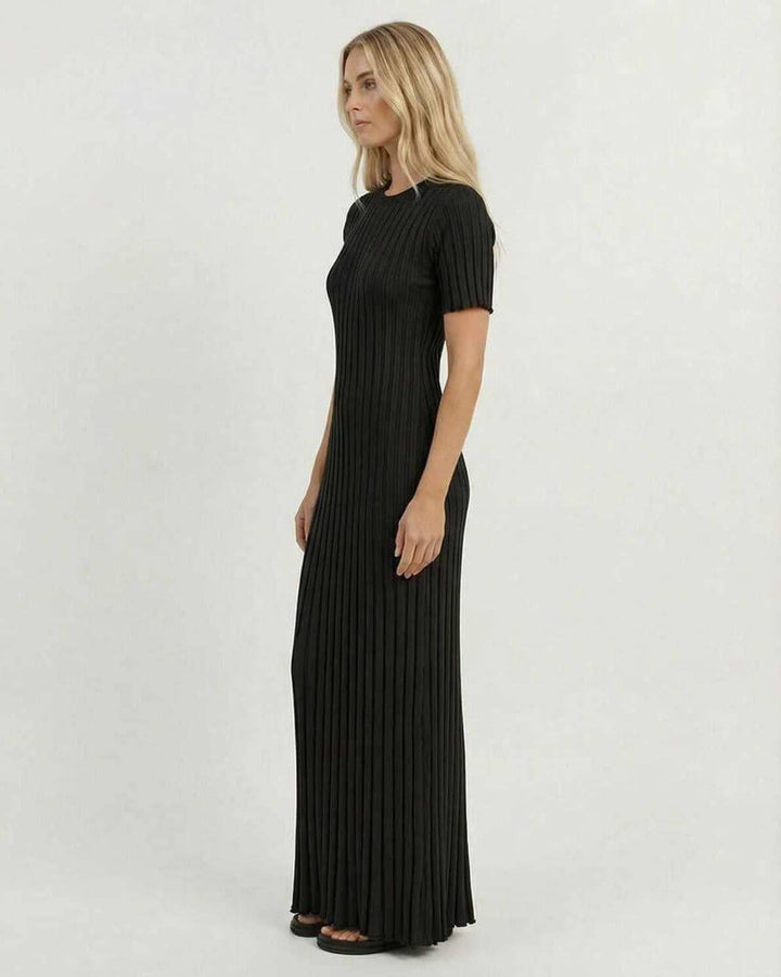 Vestido maxi negro de mujer, estilo fluido y muy cómodo. Diseño elegante con mangas cortas para cualquier ocasión.