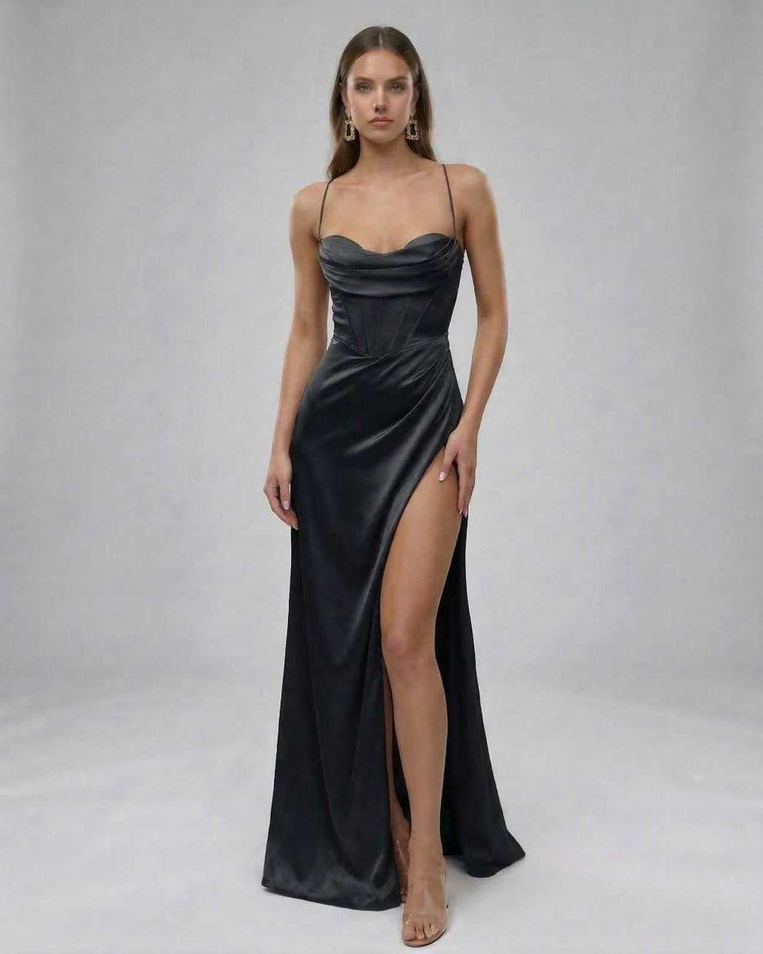 Vestido formal para mujer en color negro, silueta estilizada y elegante. Un clásico para eventos de gala.