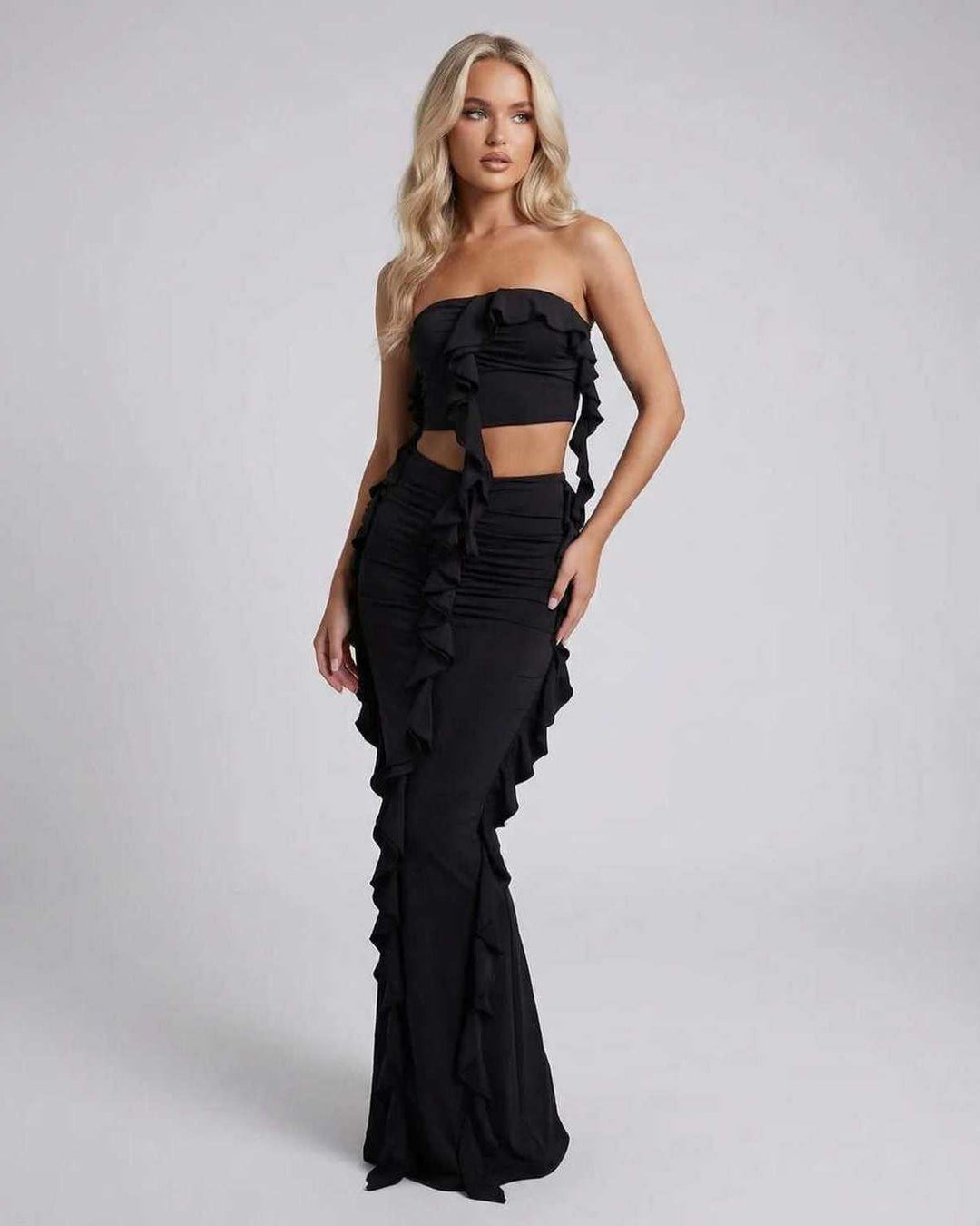 Vestido maxi negro elegante para mujer, perfecto para fiesta o noche, con delicados volantes.