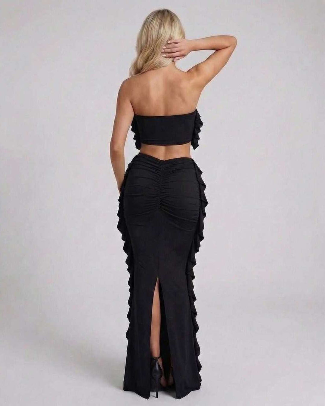 Vestido largo negro de mujer con volantes y diseño sin mangas, ideal para eventos elegantes y fiesta.