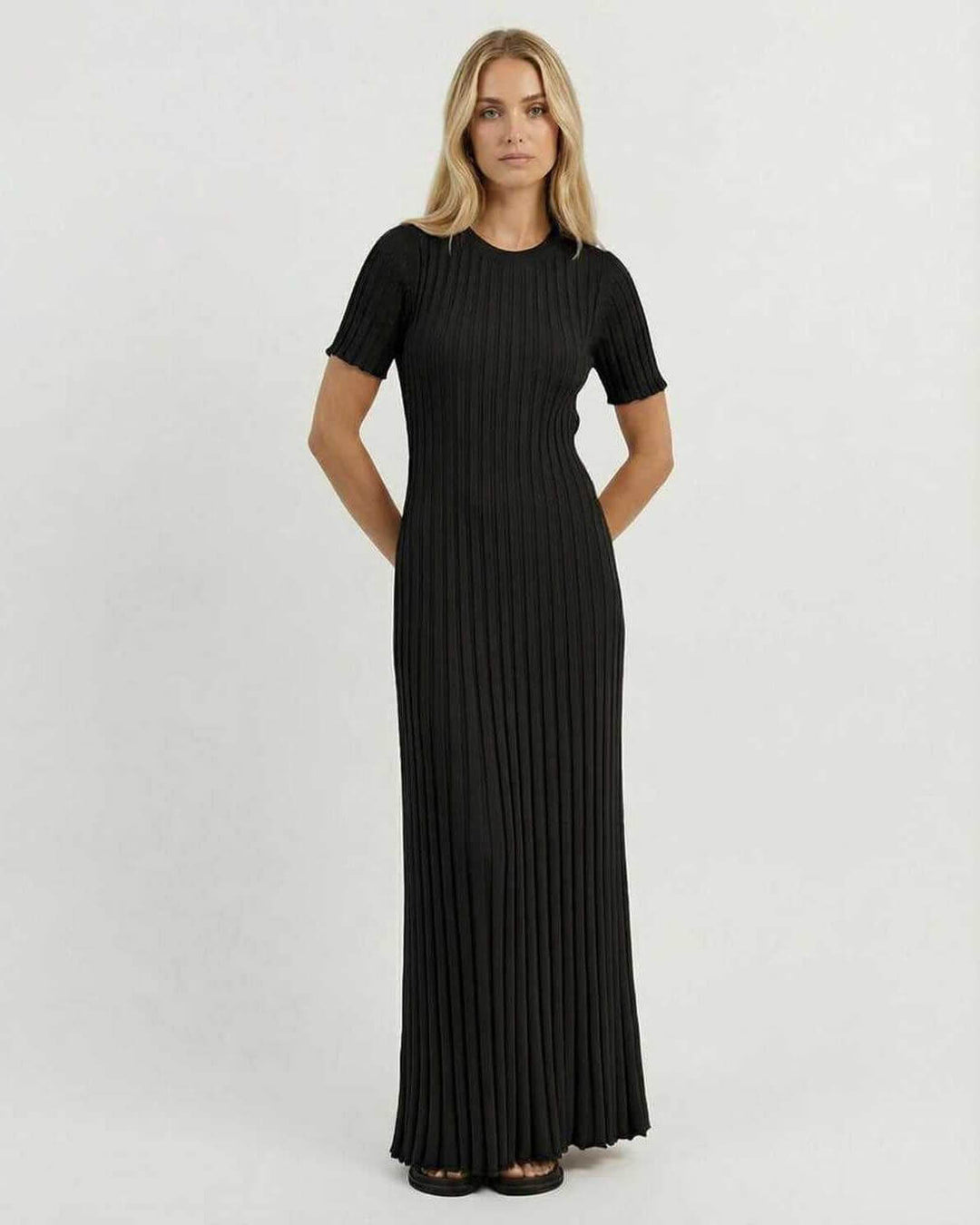 Vestido maxi negro elegante para mujer, perfecto para fiesta o noche. Silueta fluida y diseño cómodo.