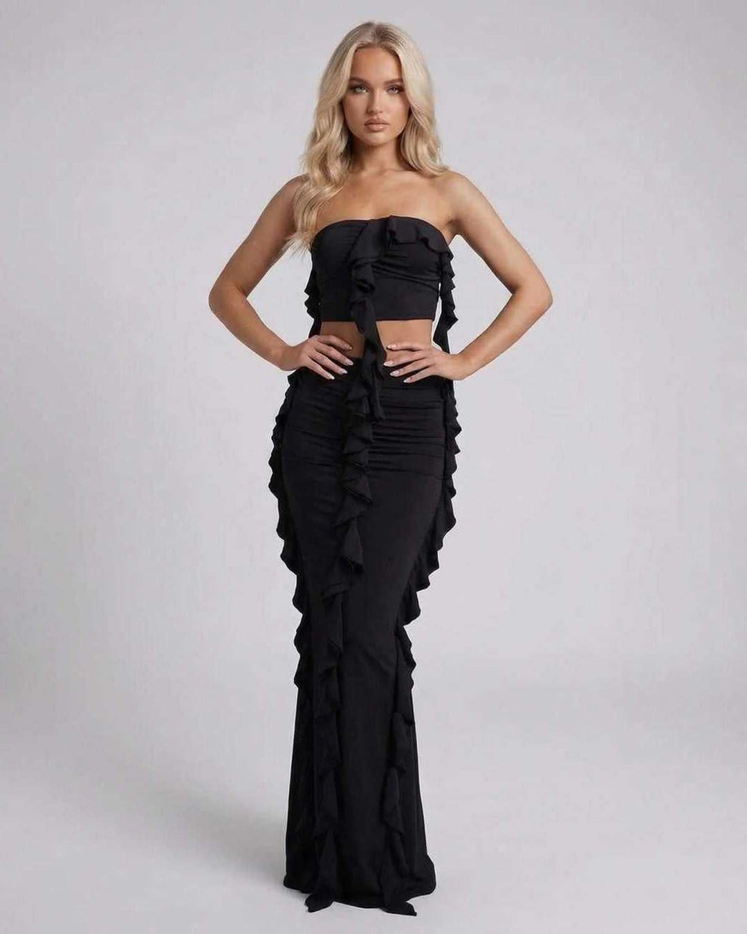 Elegante vestido maxi negro para mujer con volantes, estilo sin mangas. Ideal para fiestas y moda de noche.