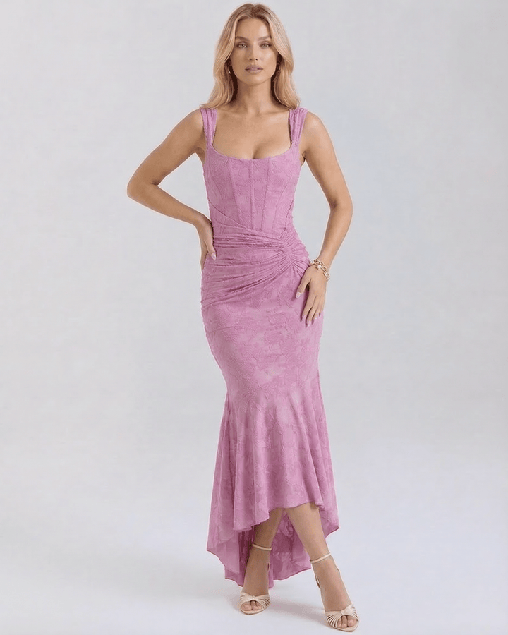 Maxi vestido formal sin mangas, cuello cuadrado, dobladillo cola de pez, diseño moderno con flores blancas.