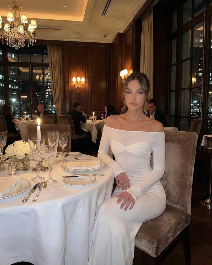 Vestido blanco maxi para mujer, con silueta sofisticada y elegante, diseño ajustado para eventos formales.