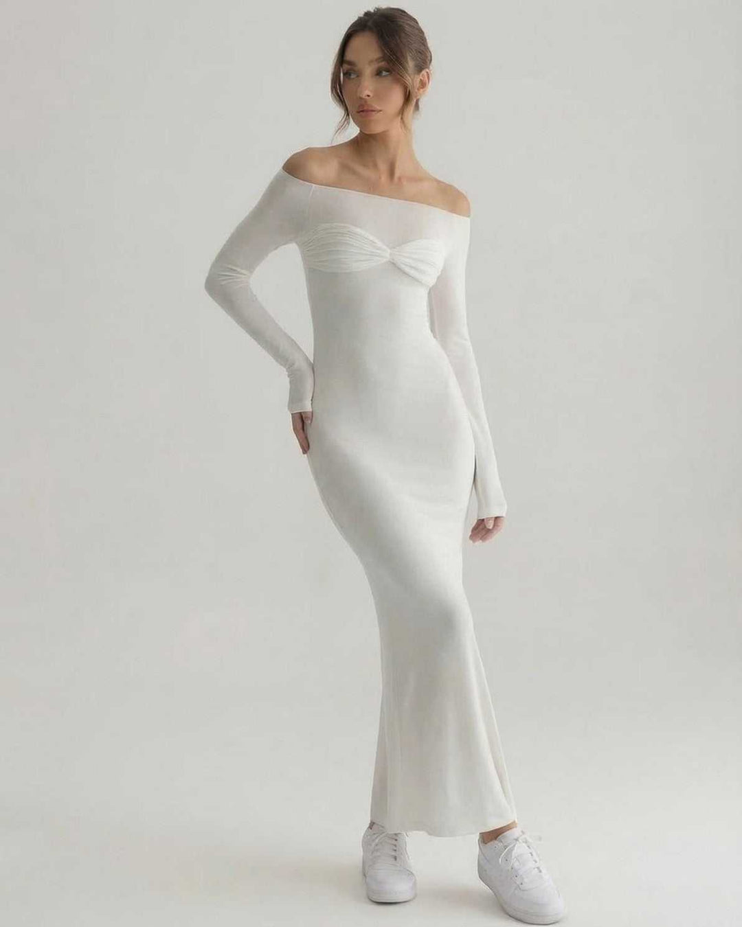 Ropa mujer: Vestido maxi blanco formal y elegante, con un diseño que resalta la figura femenina, moda sofisticada.
