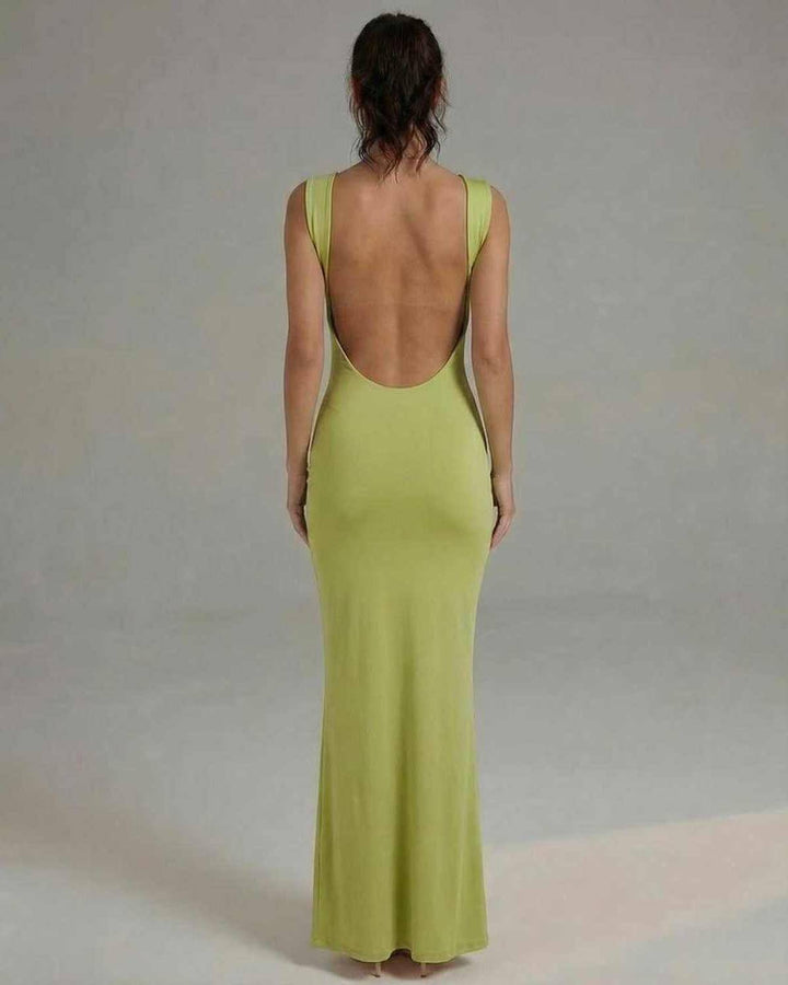 Elegante vestido de noche verde lima para mujer, con silueta fluida, perfecto para ocasiones especiales.
