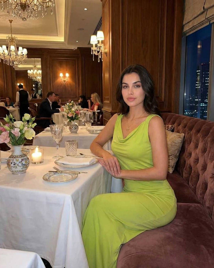 Vestido maxi elegante verde lima para mujer, silueta fluida, ideal para fiestas de verano.