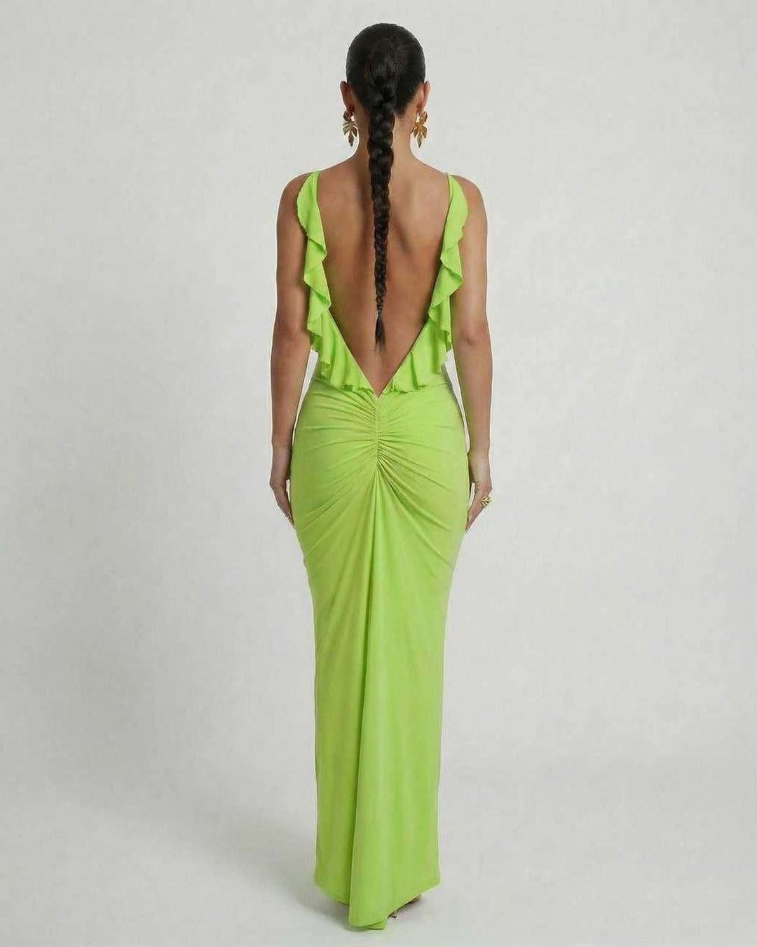 Elegante vestido maxi de fiesta verde lima, sin mangas, con volantes y espalda descubierta. Ideal para cóctel.