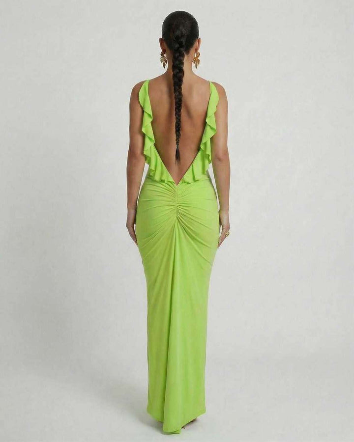 Elegante vestido maxi de fiesta verde lima, sin mangas, con volantes y espalda descubierta. Ideal para cóctel.
