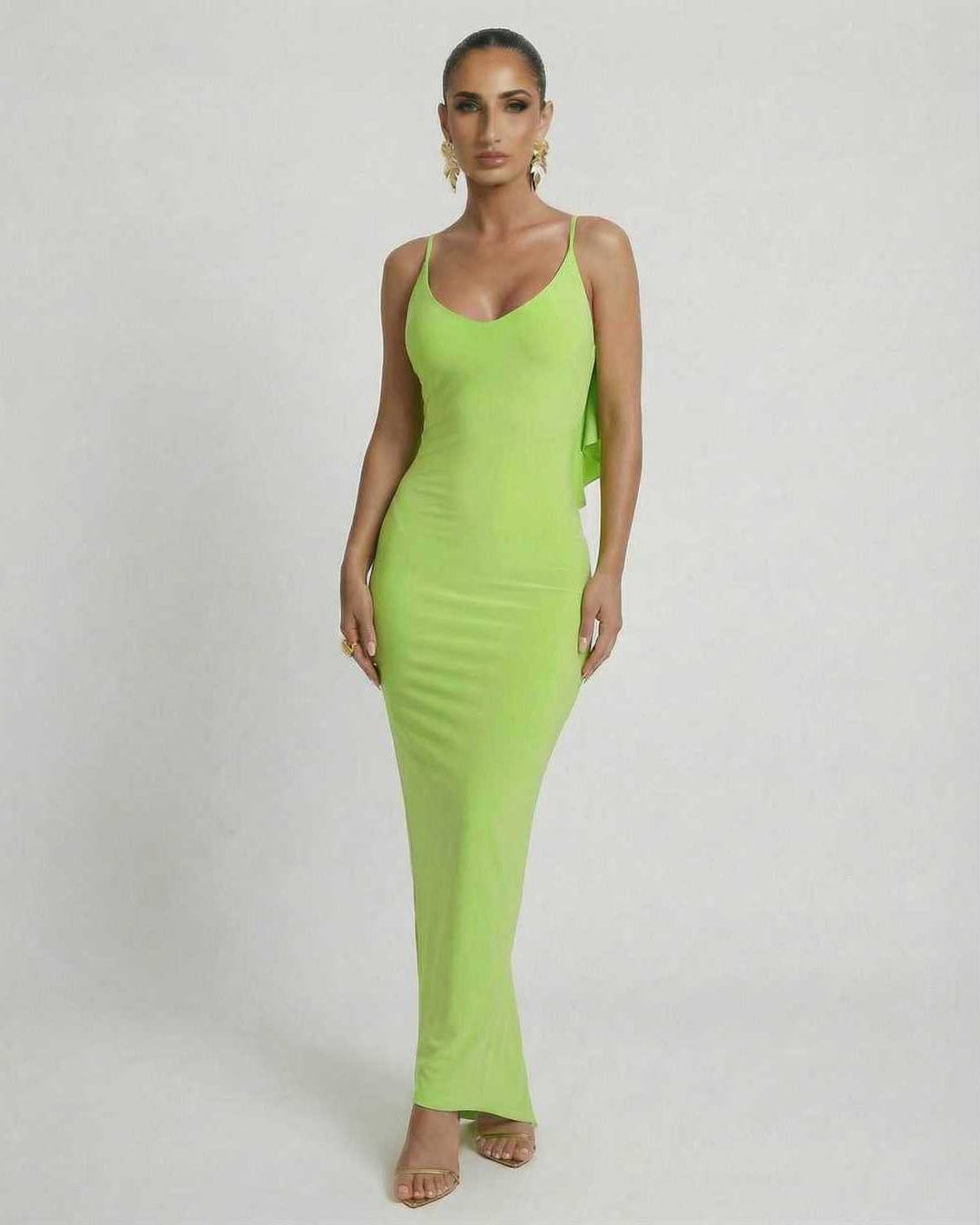 Vestido maxi ajustado verde lima, sin mangas, con volantes. Moda femenina elegante y espalda descubierta para verano.
