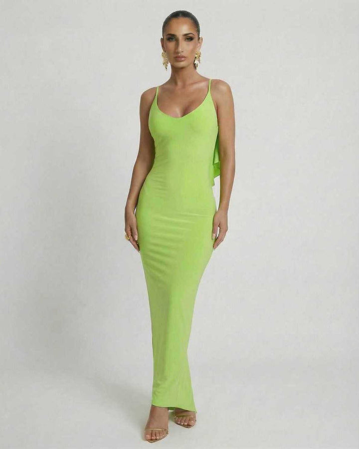 Vestido maxi ajustado verde lima, sin mangas, con volantes. Moda femenina elegante y espalda descubierta para verano.