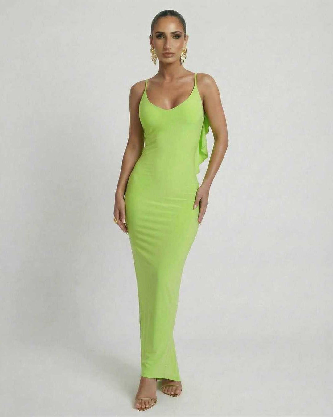 Vestido de noche verde lima para mujer, maxi y elegante. Con volantes y espalda descubierta, perfecto para ocasiones.