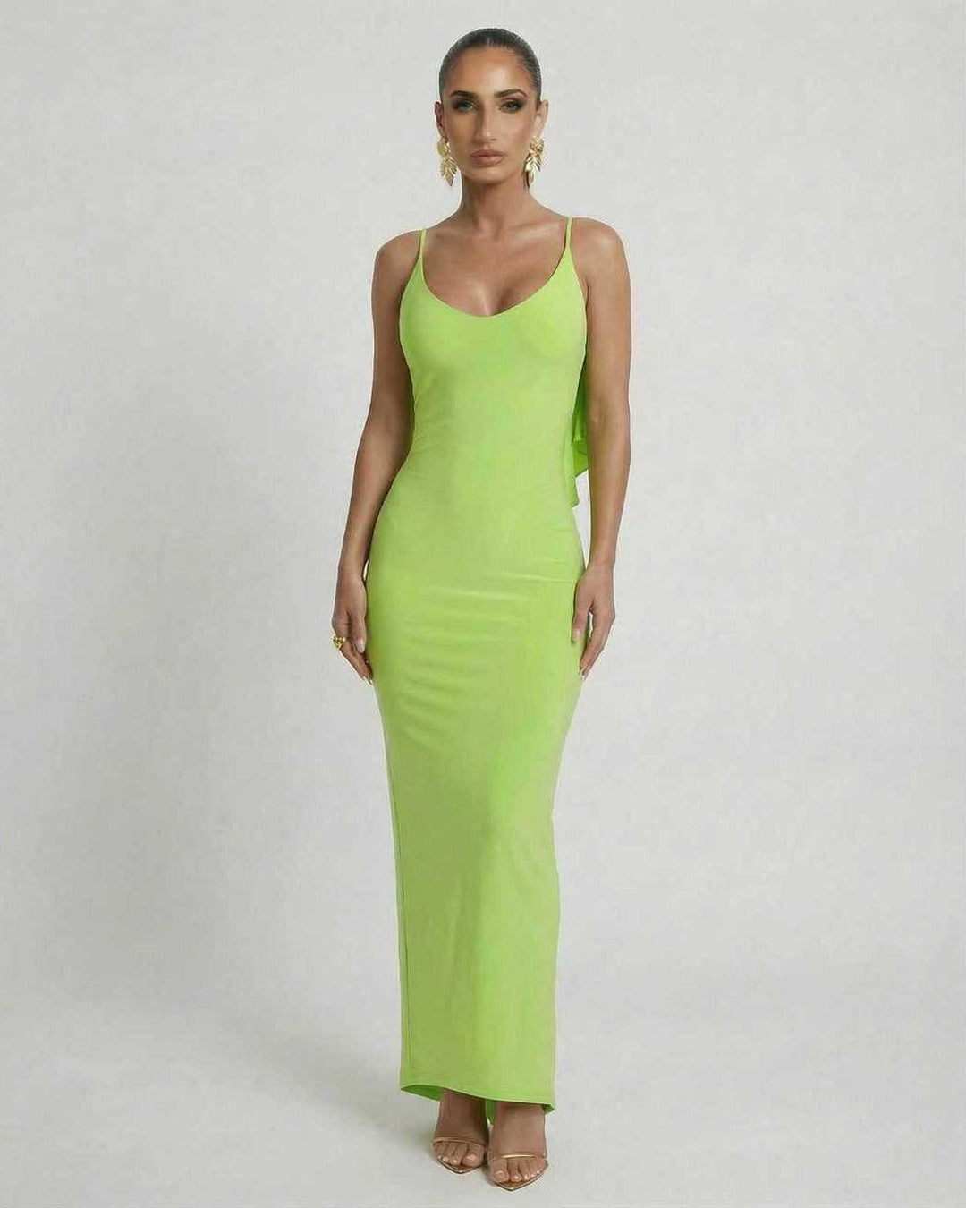 Vestido mujer verde lima, maxi y sin mangas. Diseño elegante con volantes y espalda descubierta. Ideal para verano.