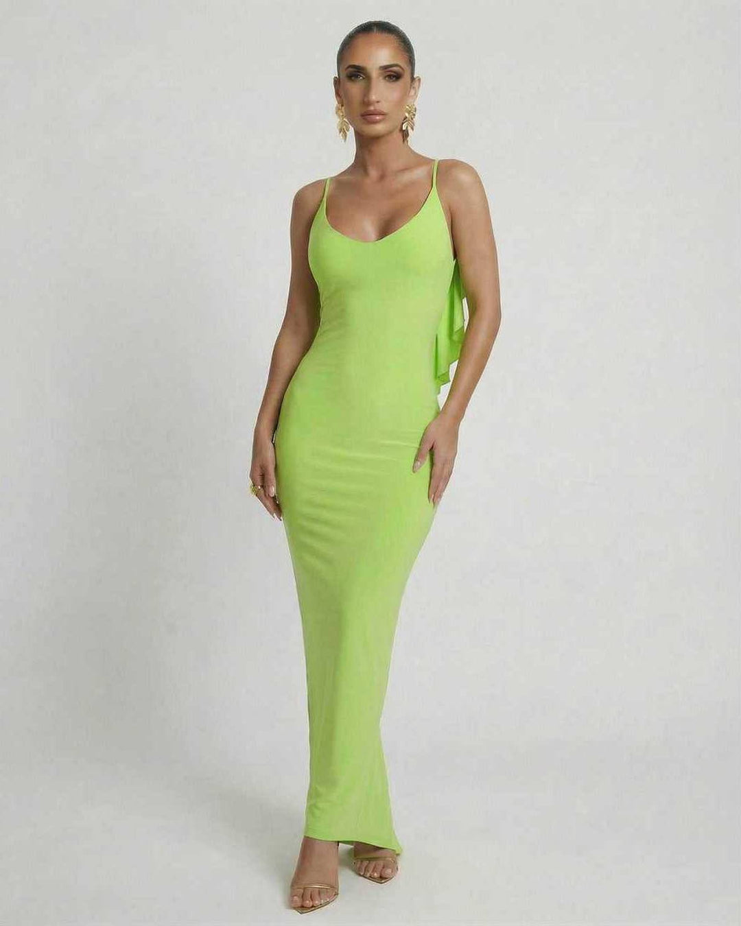 Vestido maxi verde lima con espalda descubierta y volantes, sin mangas. Ajustado, ideal para fiestas y cócteles.