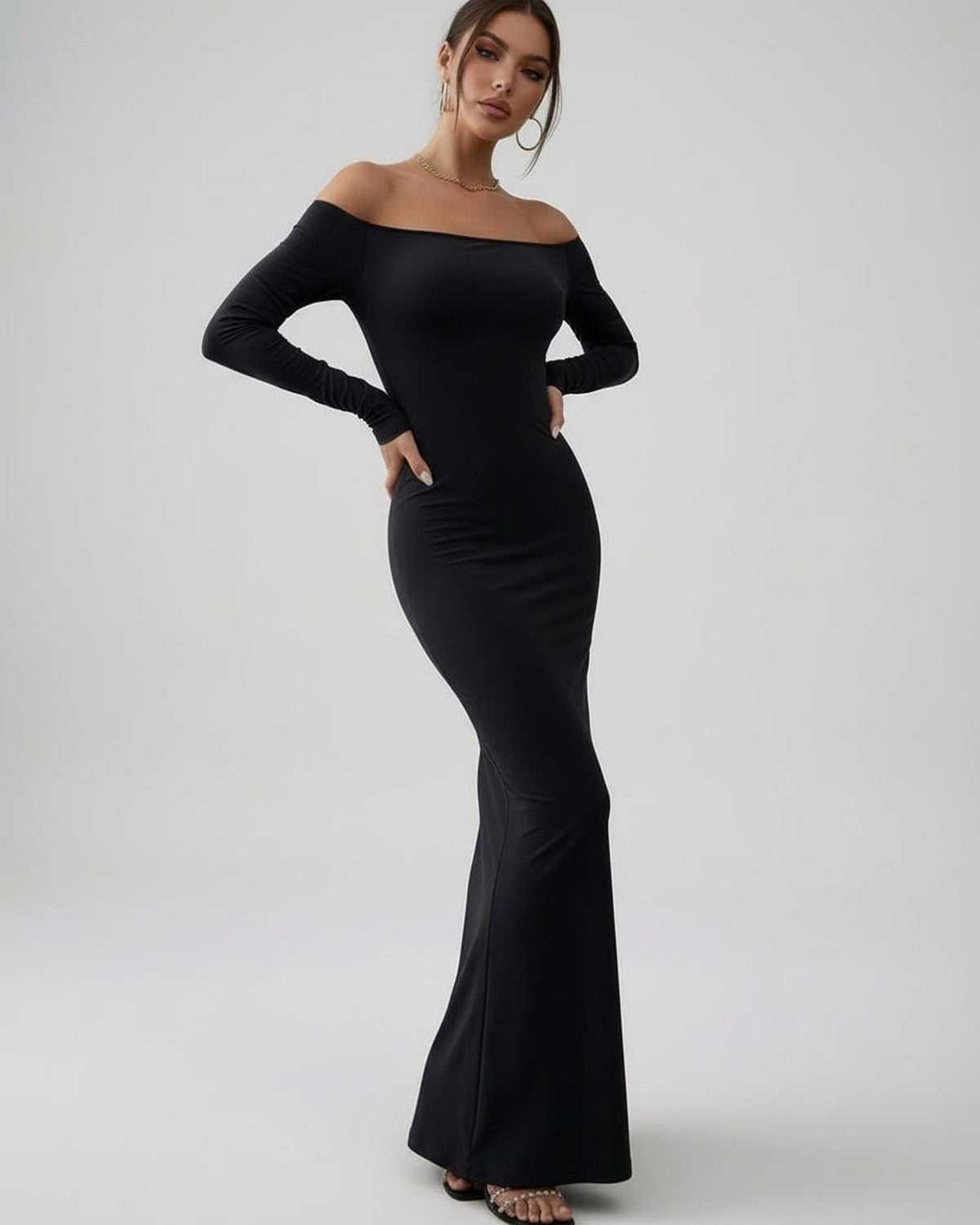 Vestido maxi de manga larga negro, con hombros descubiertos, ideal para mujer. Estilo elegante para fiesta y noche.