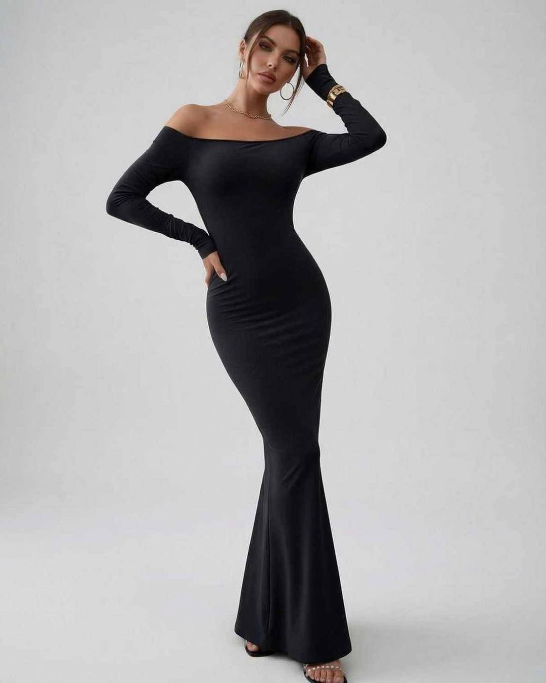 Vestido maxi negro elegante con hombros descubiertos y manga larga, perfecto para fiestas y noche.