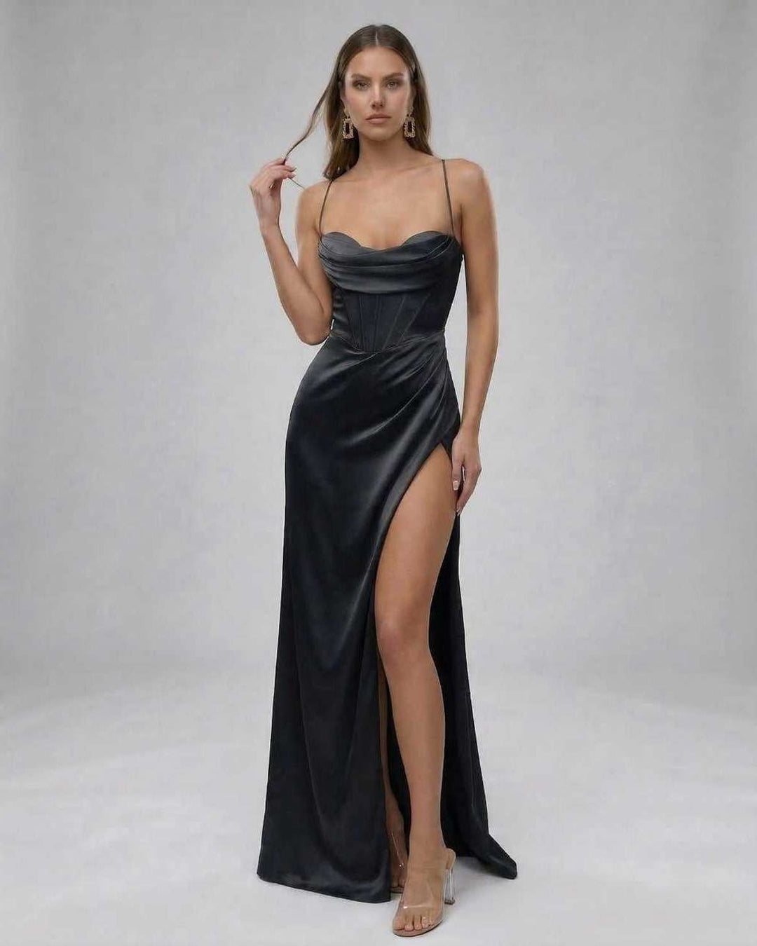 Vestido negro elegante de corte largo y fluido, con abertura lateral, ideal para un look moderno y chic.