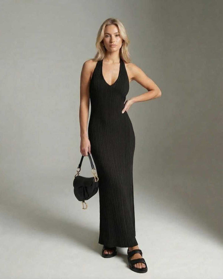 Vestido maxi negro sin mangas, escote V, acanalado, ajustado. Moda elegante para fiestas y noches especiales.