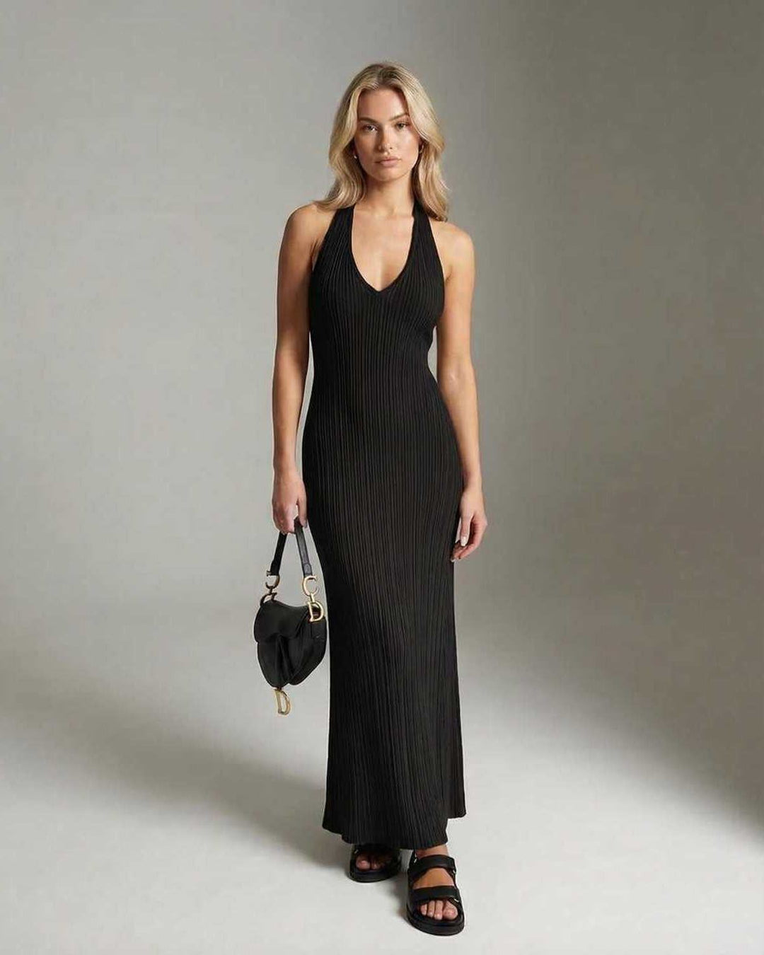Vestido maxi acanalado negro elegante para mujer, escote V, sin mangas, ideal para fiestas y eventos formales.