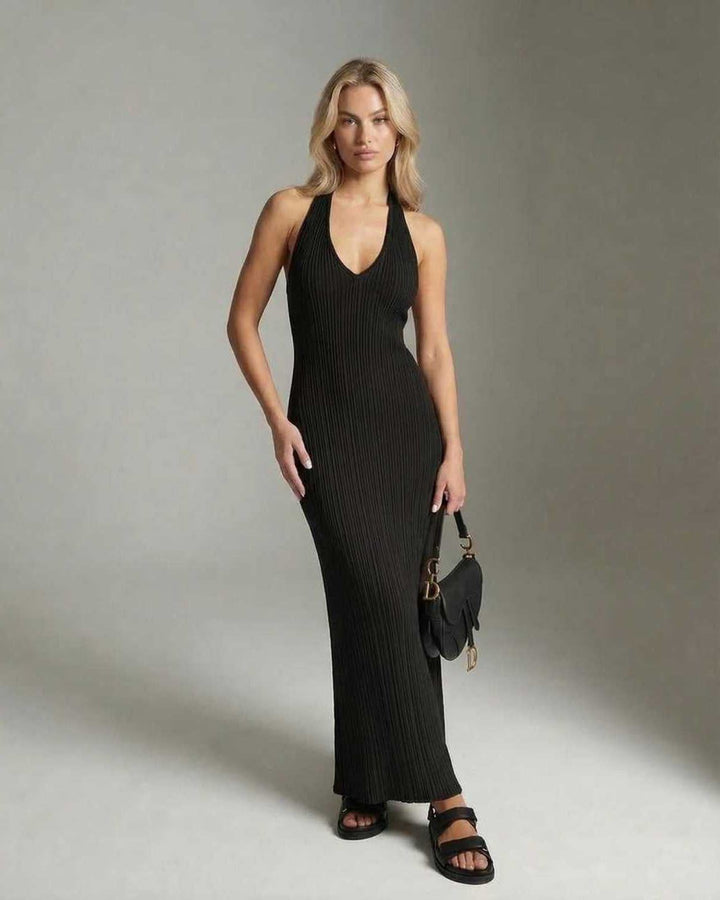 Elegante vestido maxi acanalado negro ajustado, sin mangas, ideal para noche o fiesta formal de mujer.