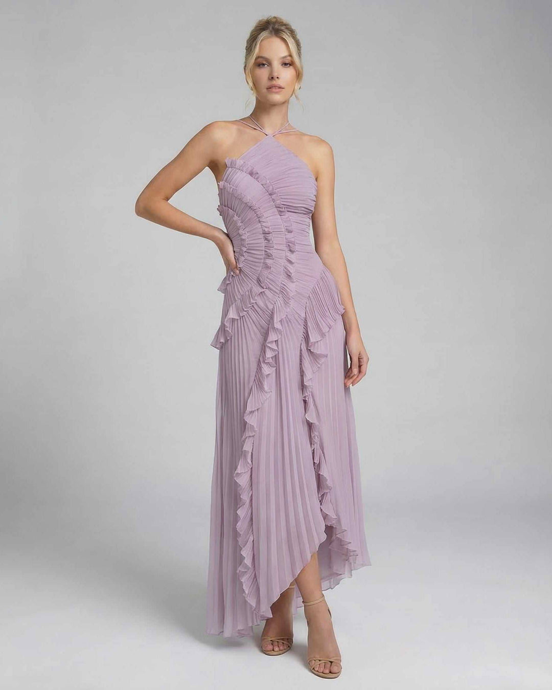 Vestido largo halter en color lavanda. Flujo elegante y estilo moderno para cualquier ocasión.