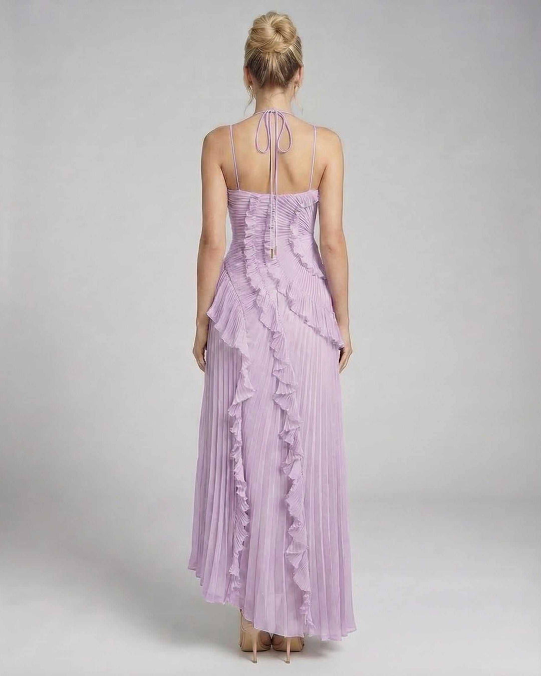 Elegante vestido de noche lavanda con diseño halter, perfecto para bodas o galas. Moda femenina.
