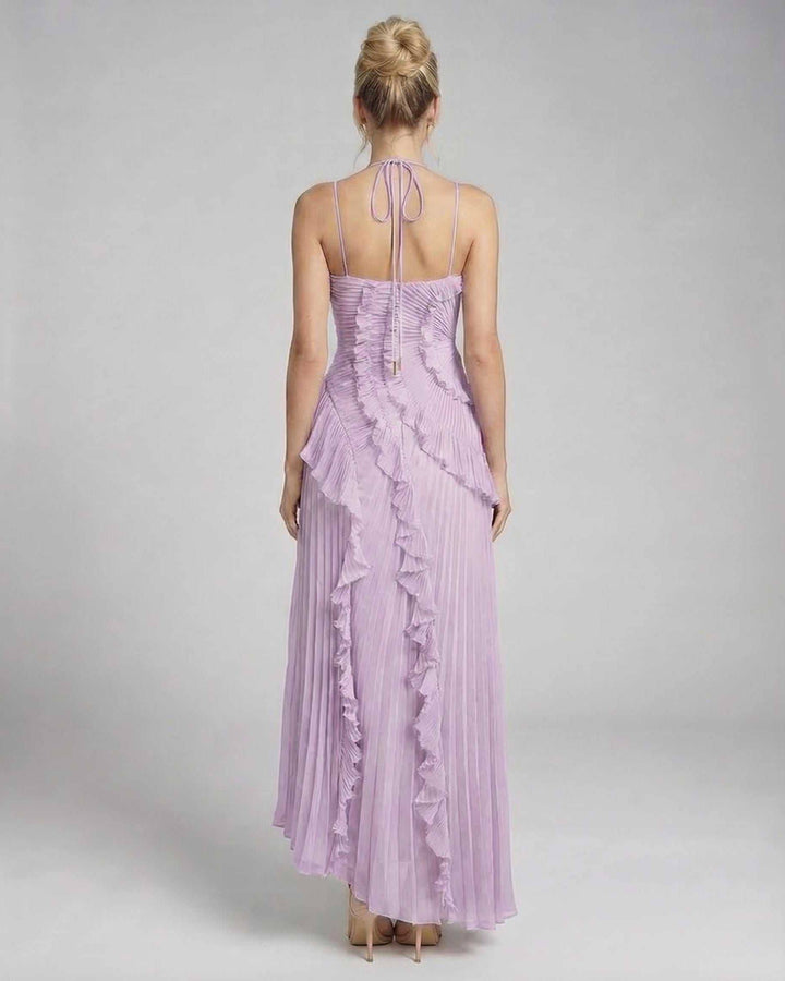 Elegante vestido de noche lavanda con diseño halter, perfecto para bodas o galas. Moda femenina.