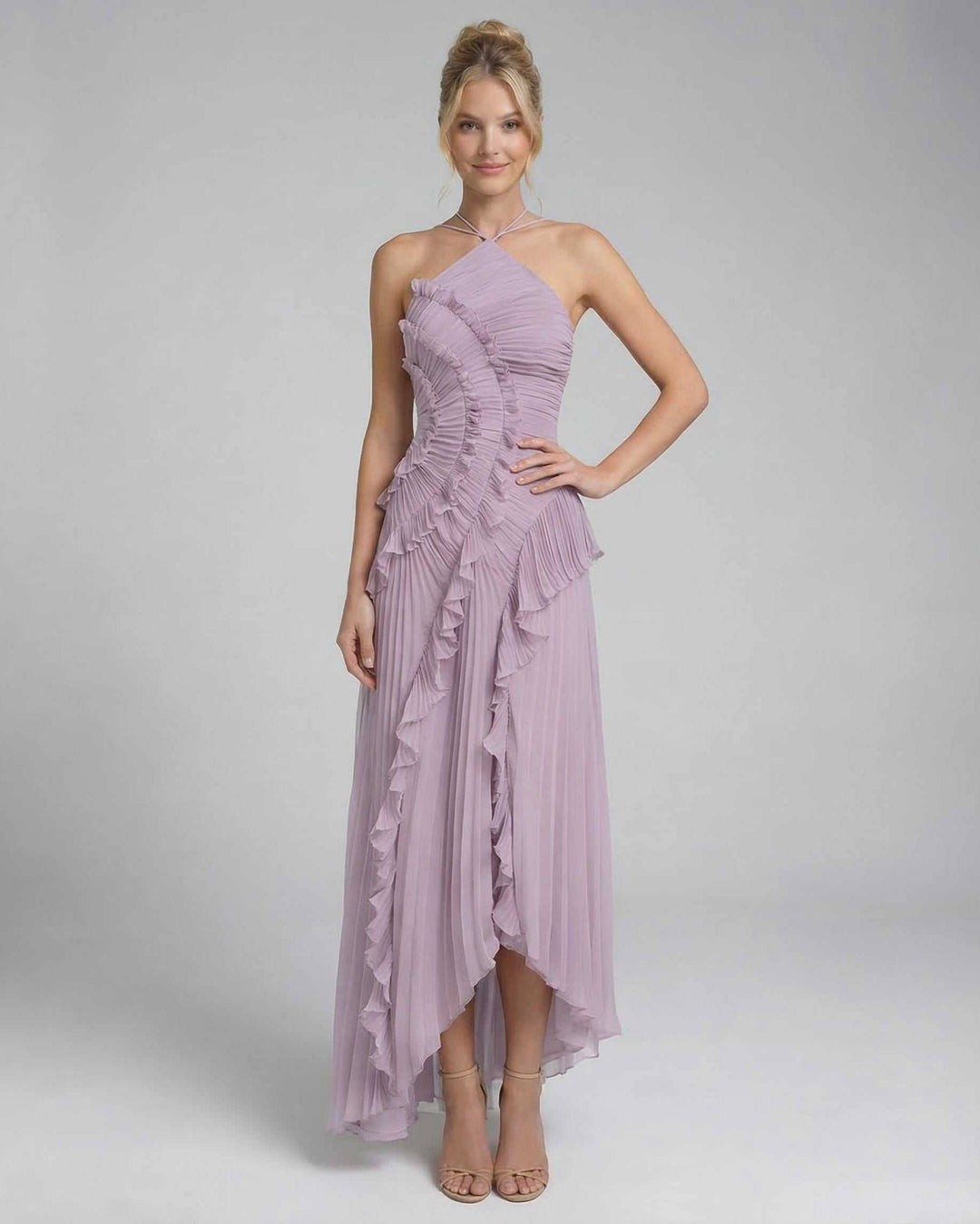 Impactante vestido maxi lavanda con escote halter. Moda elegante y fluida para mujer.