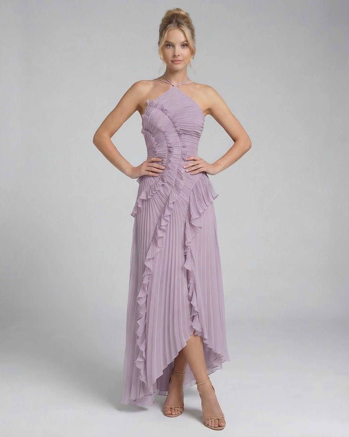 Vestido maxi lavanda con cuello halter y caída fluida, resalta la figura femenina. Diseño asimétrico.